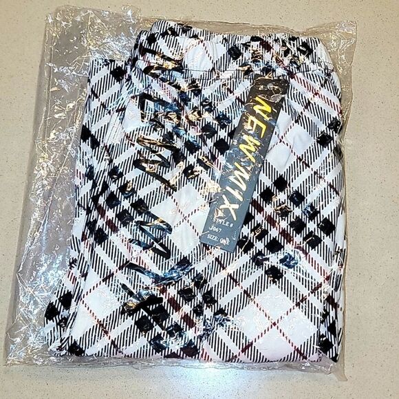 White/Black Angeled Plaid Leggings - Picture 11 of 15